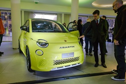 Abarth 500e quer eletrificar a Europa - Edição de lançamento Scorpionissima disponível a partir de 43 mil euros
