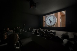 Christian Marclay. The Clock, 2010. Vista da instalação. © Christian Marclay. Cortesia / Courtesy Paula Cooper Gallery, New York.