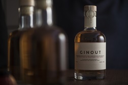 Ginout - O primeiro e único gin do mundo a ser envelhecido por dentro e por fora