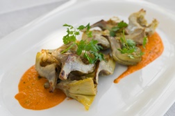 Alcachofras grelhadas com molho romesco
