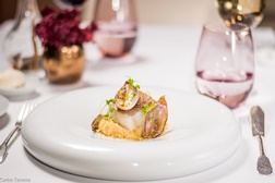 Tradicional bacalhau curado e aromatizado com limão e coentros, puré de grão-de-bico e chalotas caramelizadas
