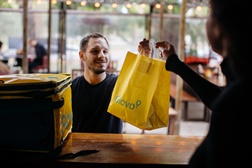 Glovo entrega os sabores tradicionais para uma mesa de Páscoa Feliz