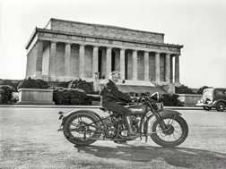 Sally Halterman - a primeira mulher a tirar a carta de moto na América