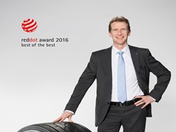 Constantin Batsch mostra o pneu Conti Hybrid HT3 445/45 R 19.5, que venceu o "Red Dot: Best of the Best", o seu segundo prémio de design.