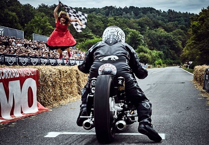 Duas motos Triumph e Carl Fogarty brilharam no festival de motociclismo Glemseck 101