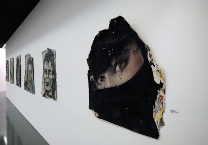Exposição de Alexandre Rola explora cultura do consumo e do desperdício