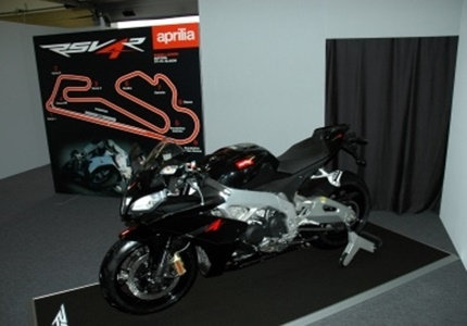 Aprilia apresenta réplica da SBK de Biaggi no Circuito do Estoril