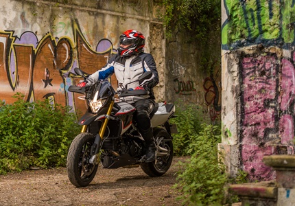 Teste Aprilia Dorsoduro 1200 - Rebelde e Subversiva