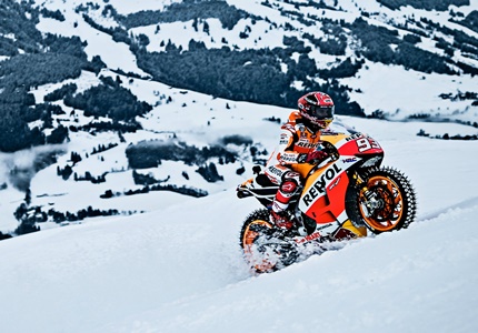 Marc Marquez na neve aos comandos da sua Honda RC213V de MotoGP