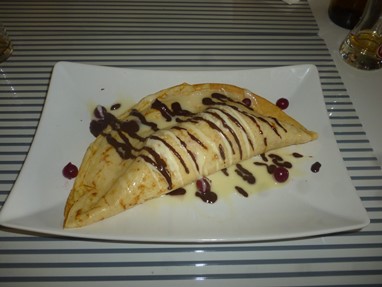 Crepe doce com topping de chocolate