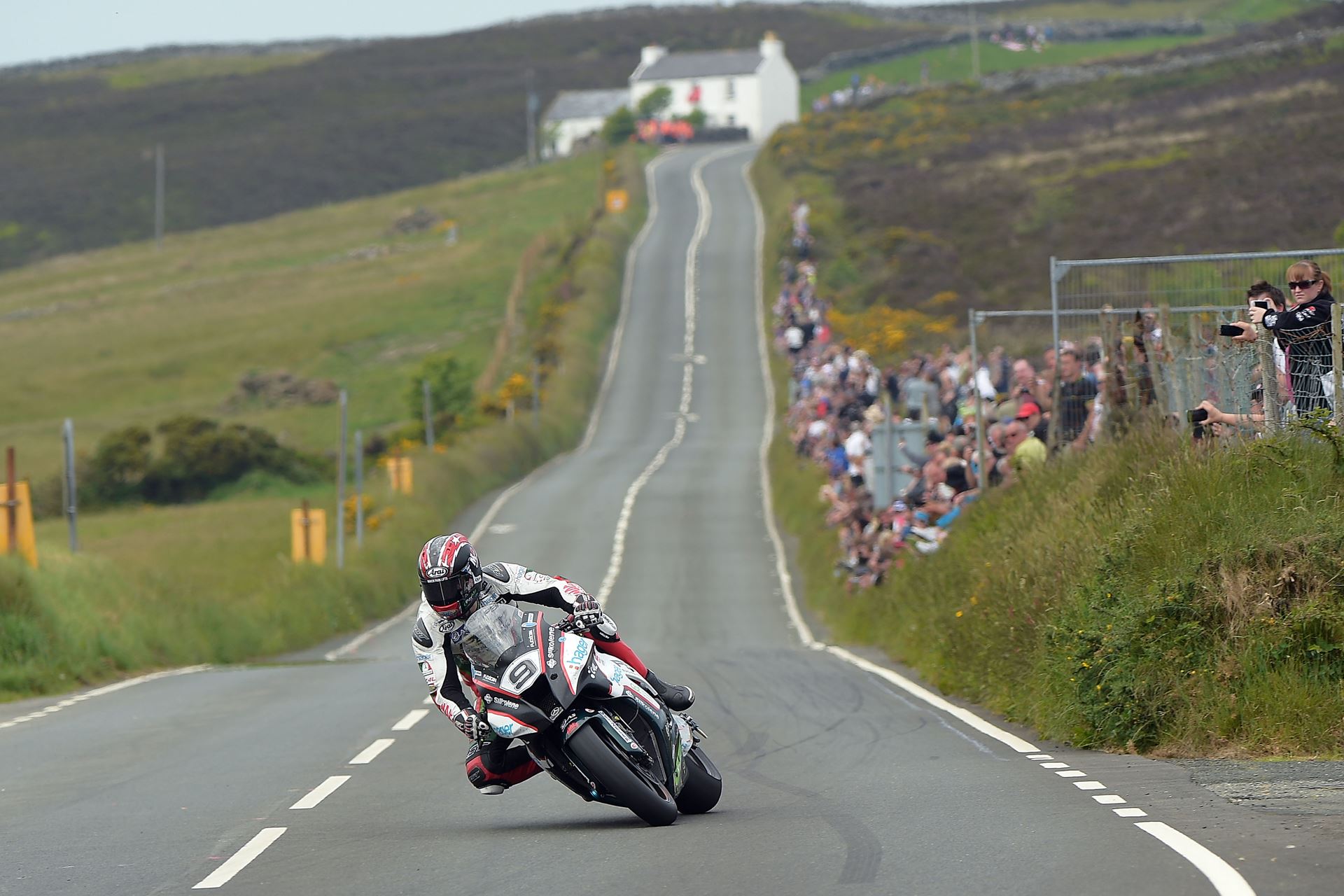 Остров мен где находится. Isle of man Tourist Trophy трасса. Остров Мэн ТТ. Остров Мэн гонки Isle of man Tourist Trophy. Гонки ТТ на острове Мэн.