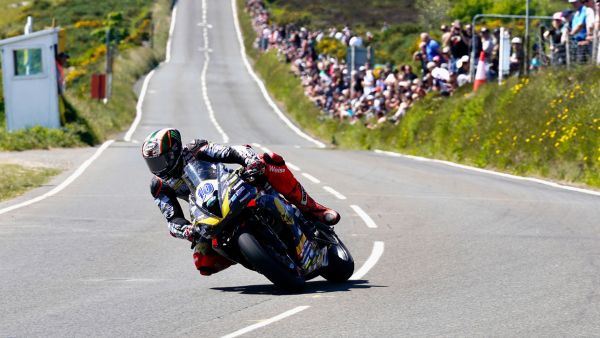 Michael Dunlop vence a primeira corrida do TT da Ilha de Man 2018