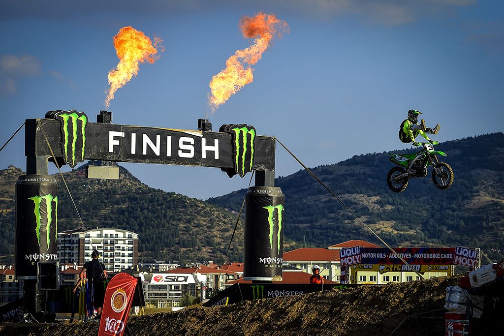 Jorge Prado é o novo campeão de MXGP! Vitória na primeira manga e