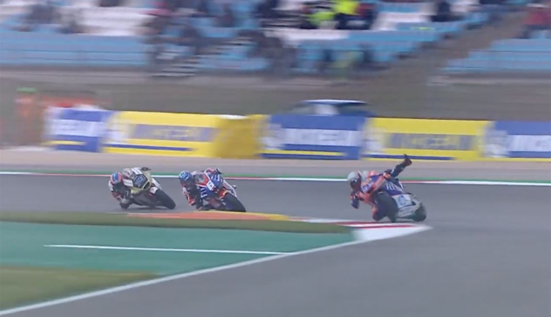 Roberts aproveita bandeira vermelha, domina Moto2 e vence em