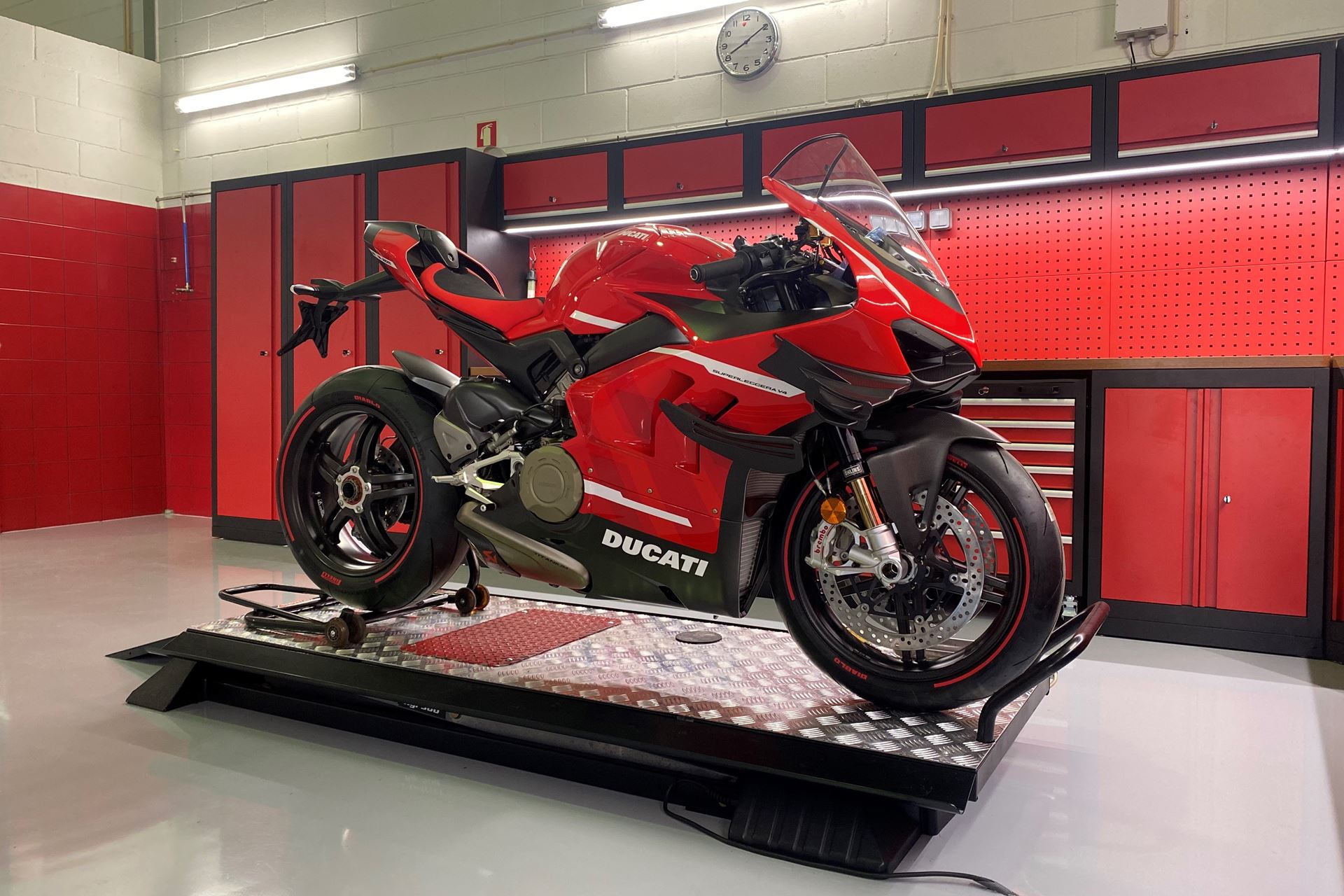 Ducati especial e com 234 cv chega ao Brasil pelo preço de dois