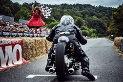 Duas motos Triumph e Carl Fogarty brilharam no festival de motociclismo Glemseck 101
