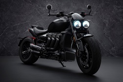 Triumph Rocket 3 R Black e Rocket 3 GT Triple Black – Músculo britânico em versão “dark”