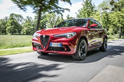 Alfa Romeo Stelvio Quadrifoglio “SUV of the Year” - 510 cv e 283 km/h de velocidade máxima