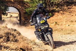A Harley-Davidson Pan America 1250 e Joan Pedrero terminam pela primeira vez na história a exigente Baja de Aragão de 2022 na categoria Maxi-Trail.