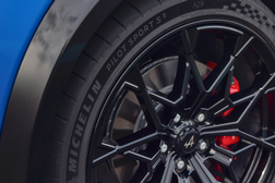 Três pneus Michelin desenvolvidos sob medida para o Alpine A290 - Dois pneus de verão e um de inverno