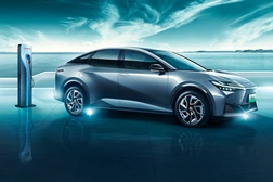 Toyota anuncia o bZ3, o segundo modelo da série elétrica - Desenvolvido através da colaboração da Toyota, BYD, e FAW Toyota