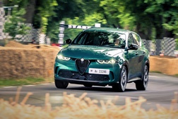 Alfa Romeo Tonale faz estreia dinâmica no Festival de Goodwood  - E também passearam os novos Giulia ESTREMA e Stelvio ESTREMA