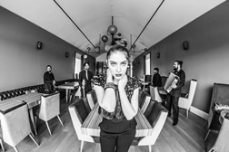 Yvette Band apresenta versões de êxitos portugueses na Fnac AlgarveShopping 