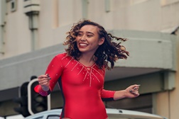 A nova Geração Toyota Yaris tem energia híbrida que não para - Campanha com a ginasta da elite dos EUA, Katelyn Ohashi
