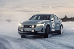 Exemplar único Polestar 2 “Arctic Circle” exibe perícia na neve e no gelo - Todo artilhado para um espírito “de rali”