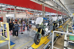 Fábrica da Moto Guzzi transforma-se para o futuro, mantendo legado de um século