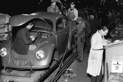 Primeiro Volkswagen Beetle saiu da linha de produção de Wolfsburgo há 70 anos