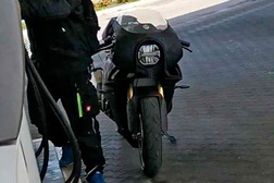 Bimota KB4 apanhada em testes na estrada