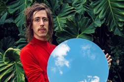 Tim Bernardes em conferência-performance no Porto - Dia 3 de julho, às 21h, na Escola das Artes da Católica no Porto