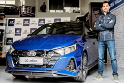 Hyundai entrega a unidade 88 do i20 Miguel Oliveira a... - ... Miguel Oliveira, embaixador da marca