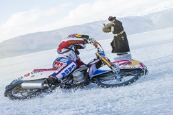 Daniil Ivanov, bicampeão mundial de Ice Speedway desafiou o lago Baikal