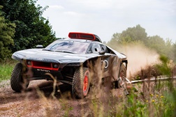 Rally Dakar: A bateria de alta voltagem no Audi RS Q e-tron - A equipa Audi Sport tem como pilotos Mattias Ekström, Stéphane Peterhansel e Carlos Sainz