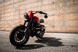 Royal Enfield assinala 125 anos com placa comemorativa em antiga fábrica britânica