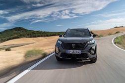 Peugeot liderou o mercado automóvel português em Junho - 2008 foi o automóvel mais vendido em Portugal em junho e no primeiro semestre do ano