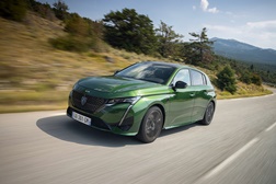 Novo PEUGEOT 308 premiado na classe dos compactos - German Car Of The Year 2022