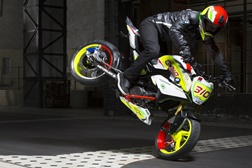 BMW mostra a sua primeira moto de 300cc no Brasil