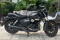 Peça de coleção única: moto Keeway Superlight 125 autografada por Tom Cruise vai a leilão