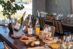 Neste Dia da Mãe há brunch, vinho e flores na AdegaMãe - A 4 de maio o brunch vínico do Sal na Adega é a proposta ideal para brindar ao amor materno