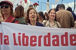 "Mulheres de Abril" de Raquel Freire em antestreia no IndieLisboa 2026 - Obra reúne as vidas e as histórias de resistência de dez mulheres portuguesas e africanas