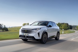 325 Dual Motor: versões mais potentes e com tração integral dos Peugeot e-3008 e e-5008 - Uma terceira opção de motorização para estes modelos