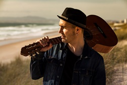 Luiz Caracol estreia videoclip do novo single “ Por acaso"