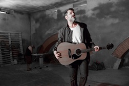 Fotografia de ensaio "O Homem da Guitarra" ©Álvaro Rosendo
