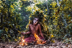 Uýra Sodoma ao vivo “em carne de bicho e planta” na Escola das Artes