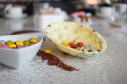 No InterContinental Lisbon as crianças decoram os seus próprios ovos de chocolate