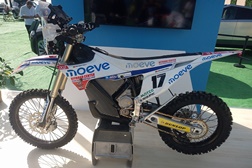Pedro Bianchi Prata apresenta a moto 100% elétrica que usa no Campeonato do Mundo de Bajas