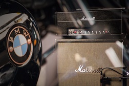 BMW Motorrad anuncia parceria estratégica com a Marshall para sistemas de som.